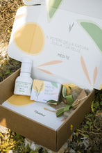 Carica l'immagine nel visualizzatore di Gallery, Scatola MEDITE contenente bottiglia in vetro Olio Evo mini-size e sapone solido