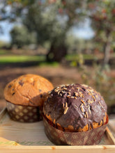 Load image into Gallery viewer, Olive-one Dolce Natalizio con Olio Evo, Cioccolato Fondente Domori, Mandorle, Pera Candita - 750 gr. Confezione regalo inclusa
